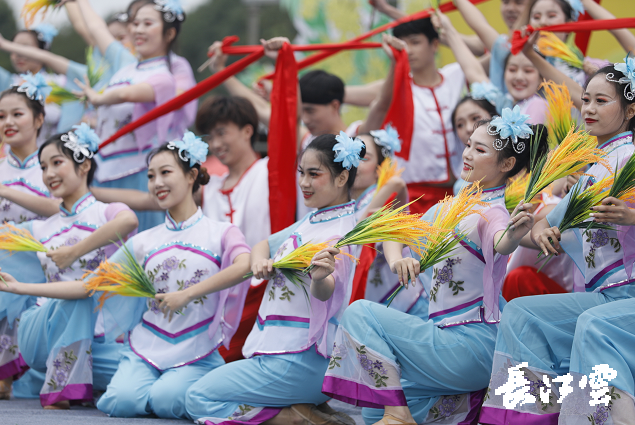 　　9月21日，咸寧市咸安區(qū)高橋蘿卜小鎮(zhèn)百畝草地上舉行了“慶豐收·迎小康”第三屆中國(guó)農(nóng)民豐收節(jié)湖北分會(huì)場(chǎng)咸寧主會(huì)場(chǎng)慶?；顒?dòng)，全市各界農(nóng)民代表相聚白水畈的美麗田野，分享豐收的喜悅，慶祝屬于自己的節(jié)日。  　　開幕式上舉行了精彩的文藝演出，演出在舞蹈《慶豐收》中拉開序幕，歌舞《錦繡小康》呈現(xiàn)出咸寧各地欣欣向榮、脫貧致富奔小康的幸福場(chǎng)景。網(wǎng)紅歌曲《你莫走》、舞蹈《慶豐收》、歌舞《一起幸?！罚粋€(gè)個(gè)精彩的節(jié)目輪番上演，博得現(xiàn)場(chǎng)觀眾陣陣掌聲。  　　開幕活動(dòng)現(xiàn)場(chǎng)還舉行了頒獎(jiǎng)儀式，第二屆“美麗中國(guó)、鄉(xiāng)村振興”全國(guó)農(nóng)民詩(shī)歌邀請(qǐng)賽獲獎(jiǎng)組織和個(gè)人，全市農(nóng)村人居環(huán)境整治示范村，省級(jí)農(nóng)業(yè)產(chǎn)業(yè)化工作先進(jìn)集體和先進(jìn)個(gè)人上臺(tái)領(lǐng)獎(jiǎng)?，F(xiàn)場(chǎng)還舉行了鄂南民俗展演、農(nóng)民趣味運(yùn)動(dòng)會(huì)、扶貧農(nóng)產(chǎn)品以及咸寧特色農(nóng)產(chǎn)品展銷等豐富多彩的活動(dòng)。火爆的人氣，讓在場(chǎng)的展銷商賺得是盆滿缽滿。  　　咸寧市咸安區(qū)鑫達(dá)種養(yǎng)專業(yè)合作社理事長(zhǎng)萬永輝：今年家里的香菇都豐收了，一上午我就賣出了一萬多元，我們合作社采取的是“合作社+農(nóng)戶”的模式，也帶領(lǐng)了20多戶貧困戶脫貧了。  　　咸寧市致遠(yuǎn)種植專業(yè)合作社理事長(zhǎng) 吳海兵:我們今年是真真正正地豐收了，我們生姜的價(jià)格足足翻了三倍，跟著我們一起的貧困戶也平均增收了3000元左右。  　　而這一系列的活動(dòng)，都是在蘿卜小鎮(zhèn)的草地上進(jìn)行的，草地作舞臺(tái)、草地搞展示、草地上比賽等等，這數(shù)百畝草地，此時(shí)此刻成為了咸寧農(nóng)民們慶祝豐收的歡樂場(chǎng)。  　　咸寧市咸安區(qū)高橋鎮(zhèn)黨委書記王順榮：今年的湖北分會(huì)場(chǎng)在我們高橋蘿卜小鎮(zhèn)舉辦，我感到很榮幸，我們從一顆蘿卜做起，以白水畈蘿卜為核心品牌，打造白水畈"我家菜園"蔬菜基地及旅游觀光體驗(yàn)中心，發(fā)展綠色農(nóng)業(yè)、生態(tài)旅游，增加產(chǎn)業(yè)開發(fā)的綜合效益，創(chuàng)建蘿卜特色小鎮(zhèn)，走出了一條農(nóng)業(yè)、旅游相結(jié)合的新路，推動(dòng)高橋鎮(zhèn)一二三產(chǎn)業(yè)融合發(fā)展。  　　鄉(xiāng)親們說，這在以前是想都不敢想的，高橋鎮(zhèn)蝸居山里，太偏遠(yuǎn)又沒有資源優(yōu)勢(shì)，想發(fā)展太難。而現(xiàn)在這一切的悄然改變，得益于2017年10月13日，咸安區(qū)政府與鄂旅投公司正式簽署的《131軍旅小鎮(zhèn)+白水畈田園綜合體旅游開發(fā)投資合作協(xié)議》，鄂旅投公司將投資30億元，在高橋鎮(zhèn)打造131軍旅小鎮(zhèn)和白水畈田園綜合體旅游開發(fā)項(xiàng)目。項(xiàng)目共分為131軍旅小鎮(zhèn)、白水畈美麗鄉(xiāng)村、特色農(nóng)業(yè)示范、旅游綜合體四大板塊，打造旅游綜合服務(wù)區(qū)、澄水洞軍事展示區(qū)、青少年國(guó)防教育基地、鐵血軍事樂園區(qū)、戰(zhàn)狼訓(xùn)練基地、美麗村灣民俗區(qū)、四季瓜果示范區(qū)、農(nóng)耕文化展示區(qū)、特色商業(yè)街區(qū)和康養(yǎng)度假區(qū)十大功能區(qū)。  　　咸寧市咸安區(qū)高橋鎮(zhèn)黨委書記王順榮：我們引進(jìn)鄂旅投，打造蘿卜小鎮(zhèn)，目前建設(shè)有蘿卜小鎮(zhèn)科普館、蘿卜鄉(xiāng)學(xué)院、蘿卜酒店等休閑旅游項(xiàng)目，十一馬上到了，也歡迎廣大游客前來游玩。  　　今年是決勝全面建成小康社會(huì)、決戰(zhàn)脫貧攻堅(jiān)之年。咸寧市本著"儉樸、祥和、歡樂，農(nóng)民參與，農(nóng)民唱主角"的辦節(jié)思路，而此屆中國(guó)農(nóng)民豐收節(jié)辦節(jié)費(fèi)用也是倍減。  　　農(nóng)為邦本，本固邦寧。今年，面對(duì)重大疫情和特大洪澇災(zāi)害，咸寧市扎實(shí)做好“六穩(wěn)”工作、落實(shí)“六?！比蝿?wù)，克服重重困難，推動(dòng)農(nóng)業(yè)實(shí)現(xiàn)持續(xù)平穩(wěn)發(fā)展，形成了茶葉、油茶、中藥材等12個(gè)特色農(nóng)業(yè)主導(dǎo)產(chǎn)業(yè)，“全國(guó)一村一品示范村鎮(zhèn)”發(fā)展到14家，國(guó)家級(jí)、省級(jí)農(nóng)業(yè)產(chǎn)業(yè)化龍頭企業(yè)達(dá)到55家。尤其是糧食產(chǎn)量預(yù)計(jì)達(dá)118萬噸、蔬菜產(chǎn)量預(yù)計(jì)達(dá)260萬噸，生豬預(yù)計(jì)出欄183.52萬頭，農(nóng)業(yè)生產(chǎn)再獲豐收，糧食安全有效保障，讓農(nóng)民的腰包更鼓、家園更美、生活更甜，為加快實(shí)施鄉(xiāng)村振興戰(zhàn)略、推動(dòng)咸寧高質(zhì)量發(fā)展提供堅(jiān)實(shí)保障。